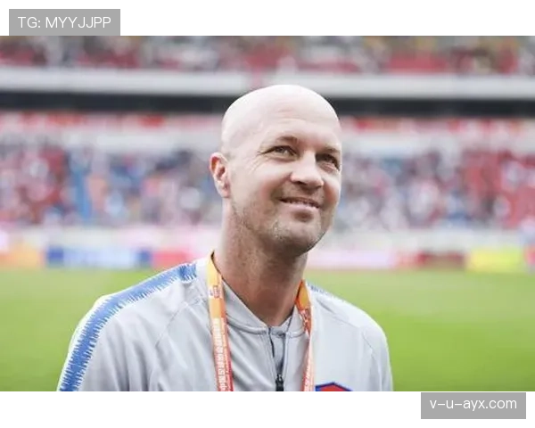 《克鲁伊夫盘带引领足球技艺革新，百年运动迎来新发展潮流》