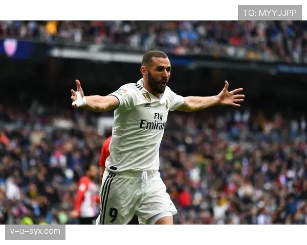 从二前锋到单箭头：本泽马战术适应性的极致体现