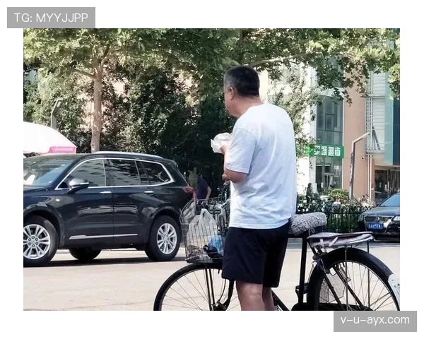 阿尔瓦雷斯拎着名牌袋子蹲路边吃煎饼，旁边大爷的表情绝了